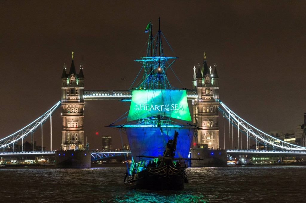 Essex sailing up the Thames. / El barco de la película navegando por el Támesis